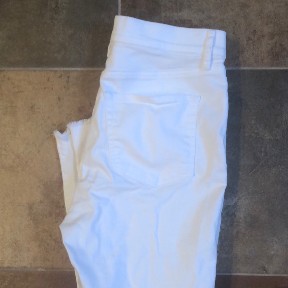 LOFT White Jeans. High Rise. Size 28 / 6. Frayed bottom. Bought but never worn!